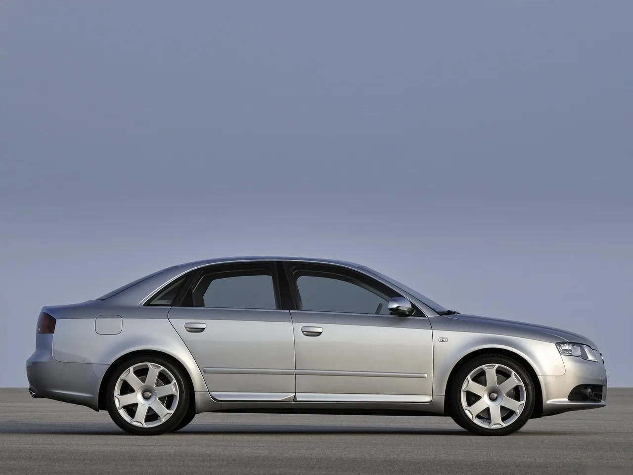 Audi S4 (2005) – boční profil