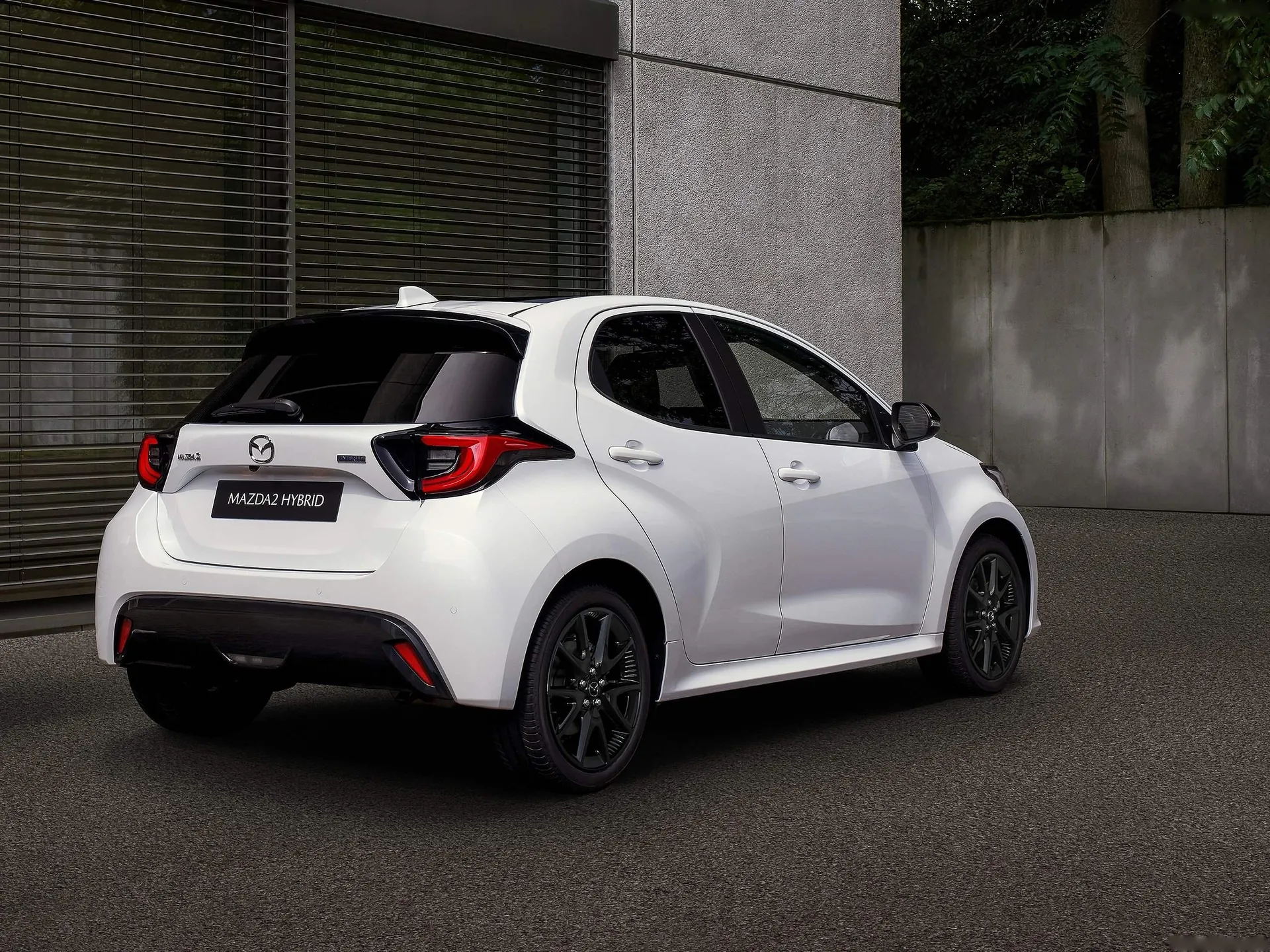 Mazda 2 Hybrid (2024) – zadní tříčtvrteční pohled