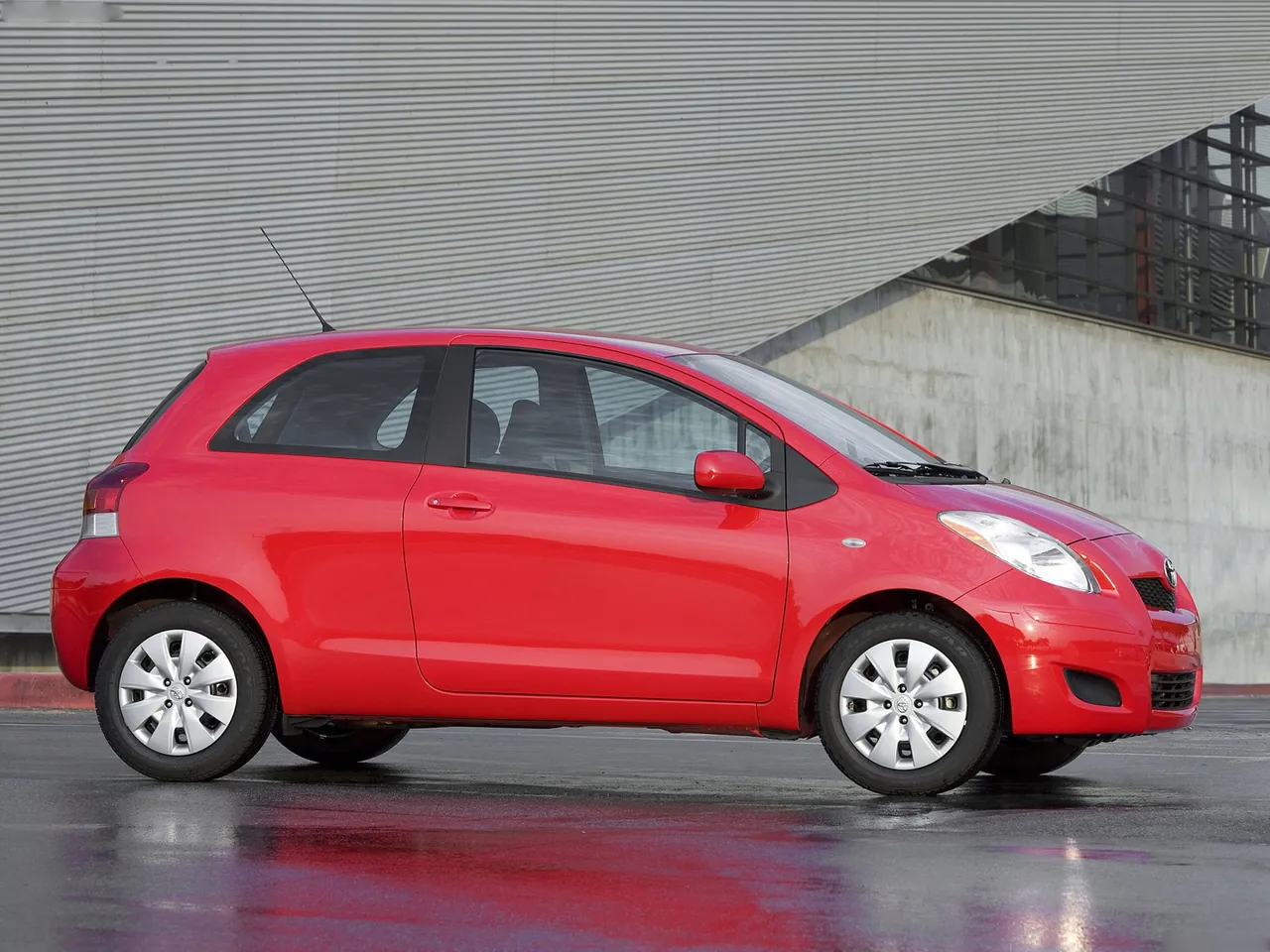 Toyota Yaris 3-door (2009) – boční profil