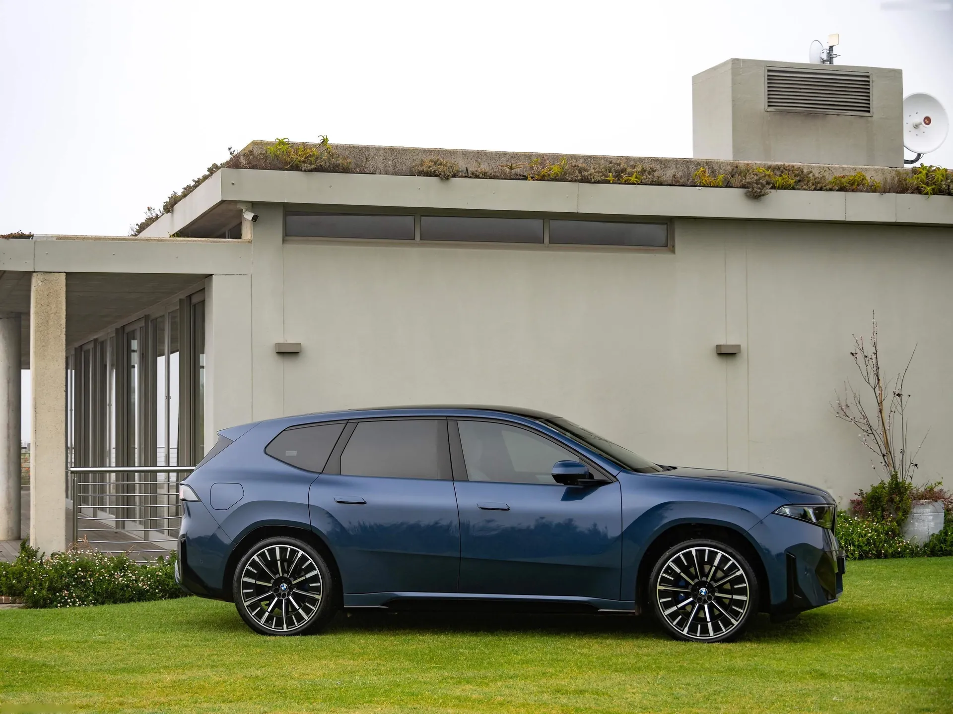 BMW iX3 [ZA] (2026) – boční profil