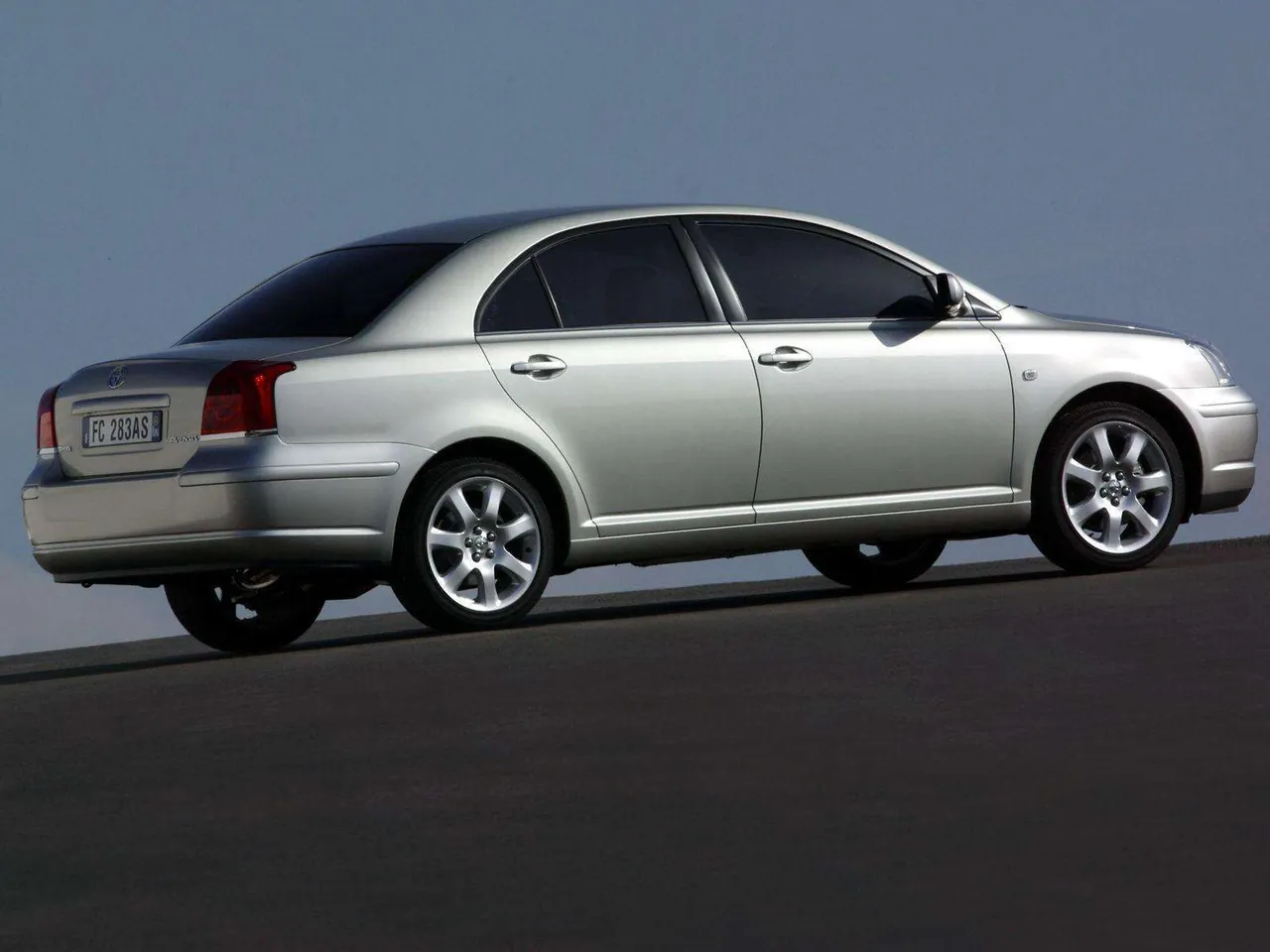 Toyota Avensis Sedan (2003) - Rear Three-Quarter