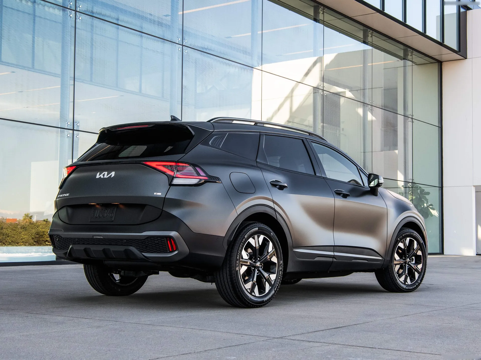 Kia Sportage PHEV [US] (2023) – zadní tříčtvrteční pohled