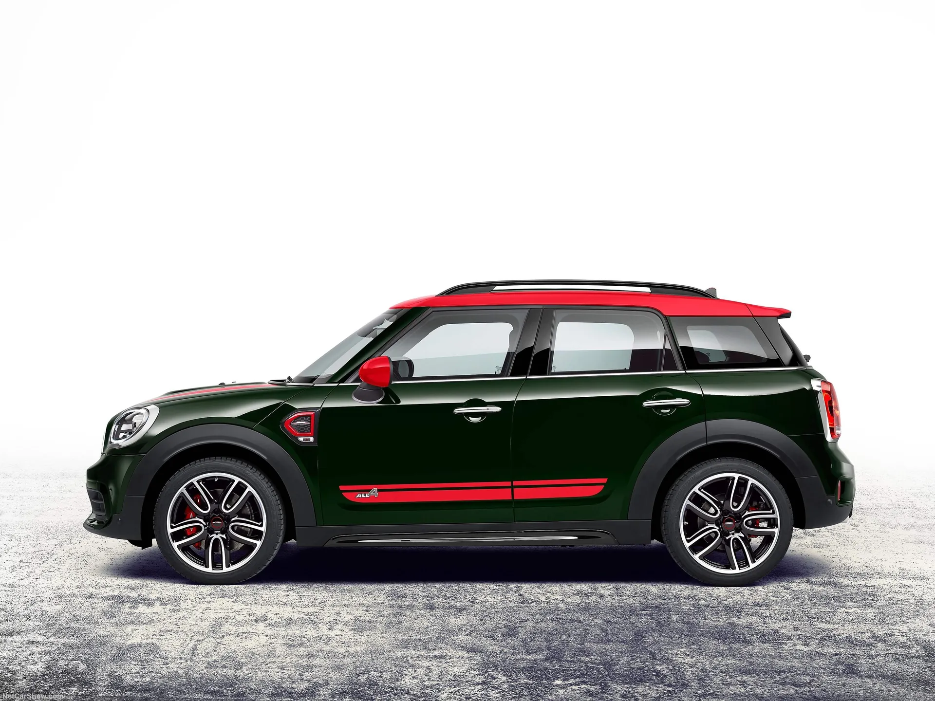 Mini John Cooper Works Countryman (2018) – boční profil