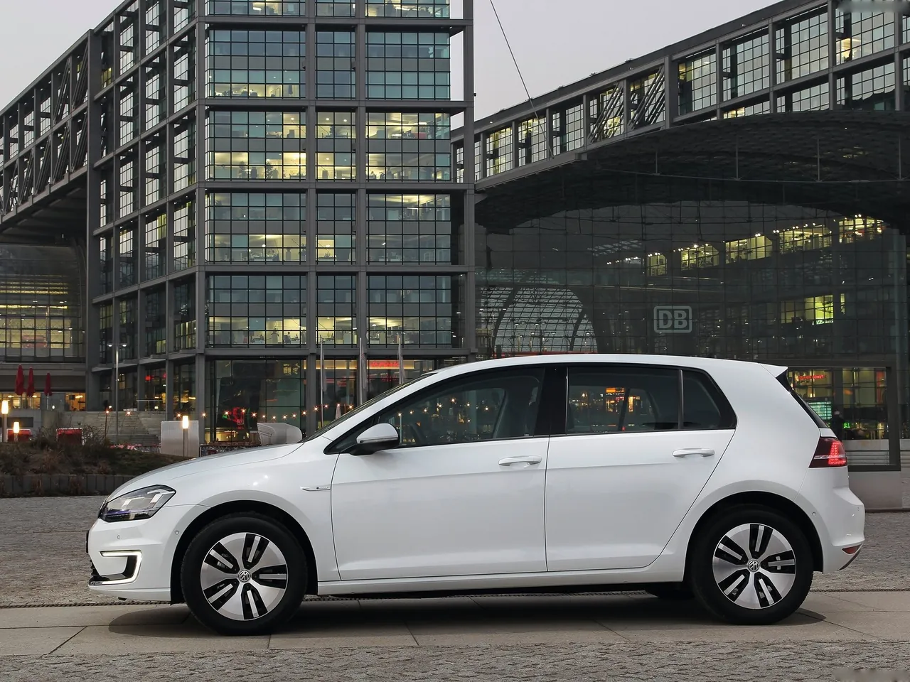 Volkswagen e-Golf (2015) – boční profil