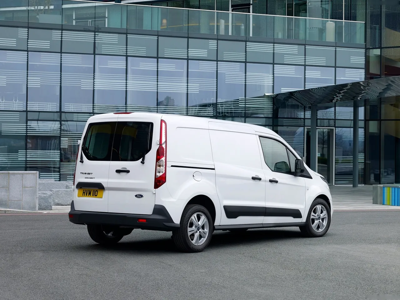 Ford Transit Connect (2014) – zadní tříčtvrteční pohled