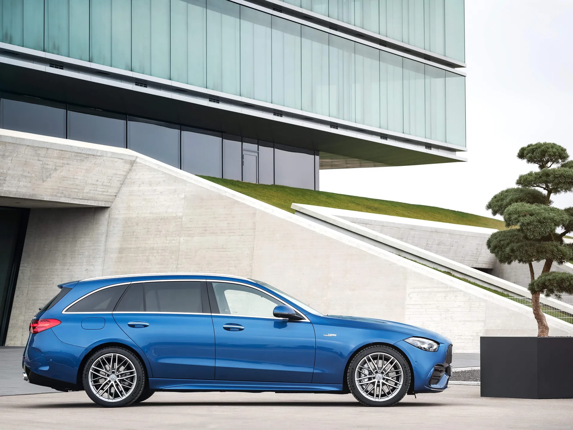 Mercedes-Benz C43 AMG Estate (2023) – boční profil