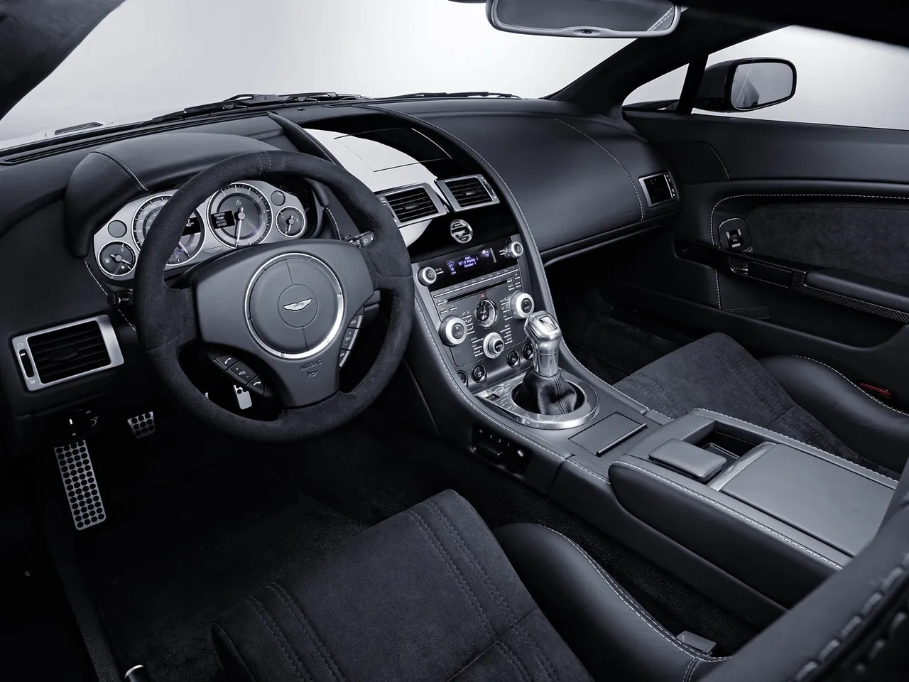Aston Martin V12 Vantage (2010) – interiér