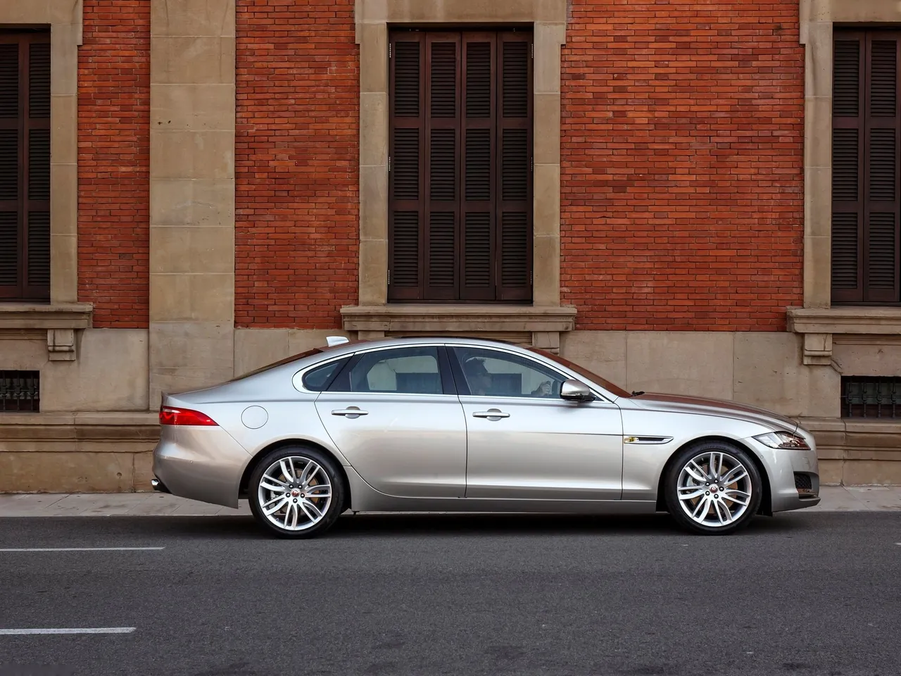 Jaguar XF 30d (2016) – boční profil