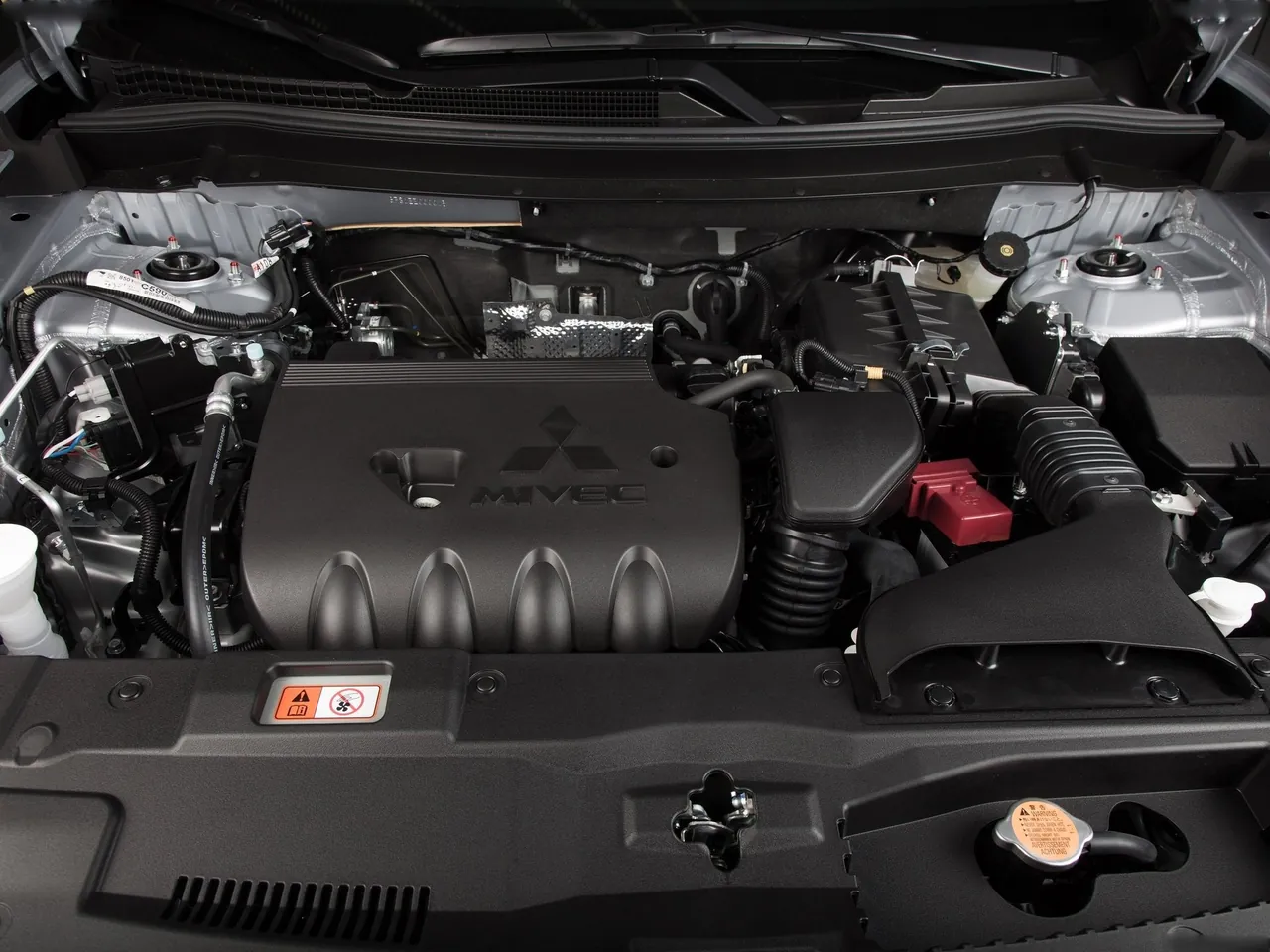Mitsubishi Outlander [US] (2014) – motorový prostor