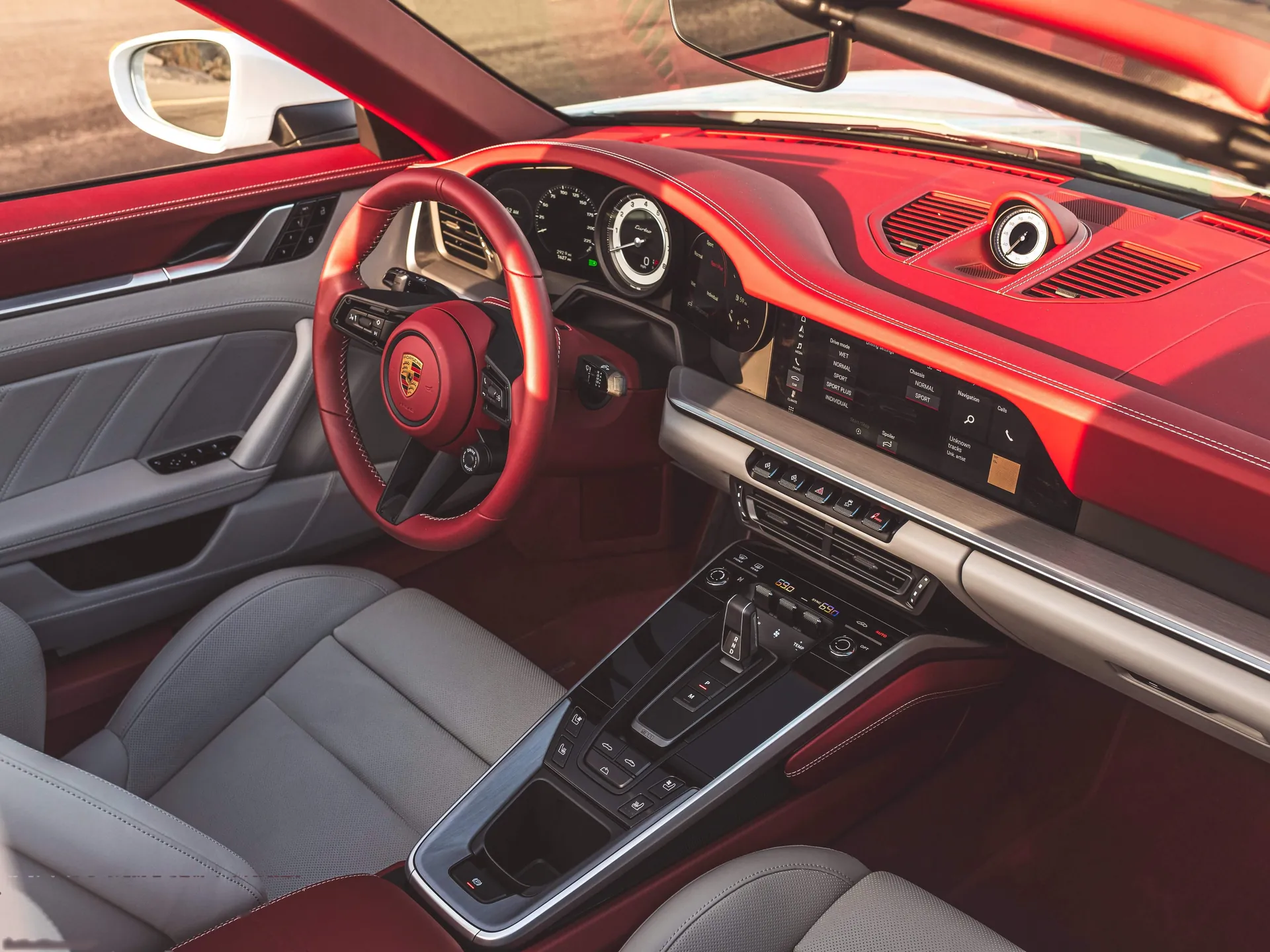Porsche 911 Turbo Cabriolet (2021) - Interior