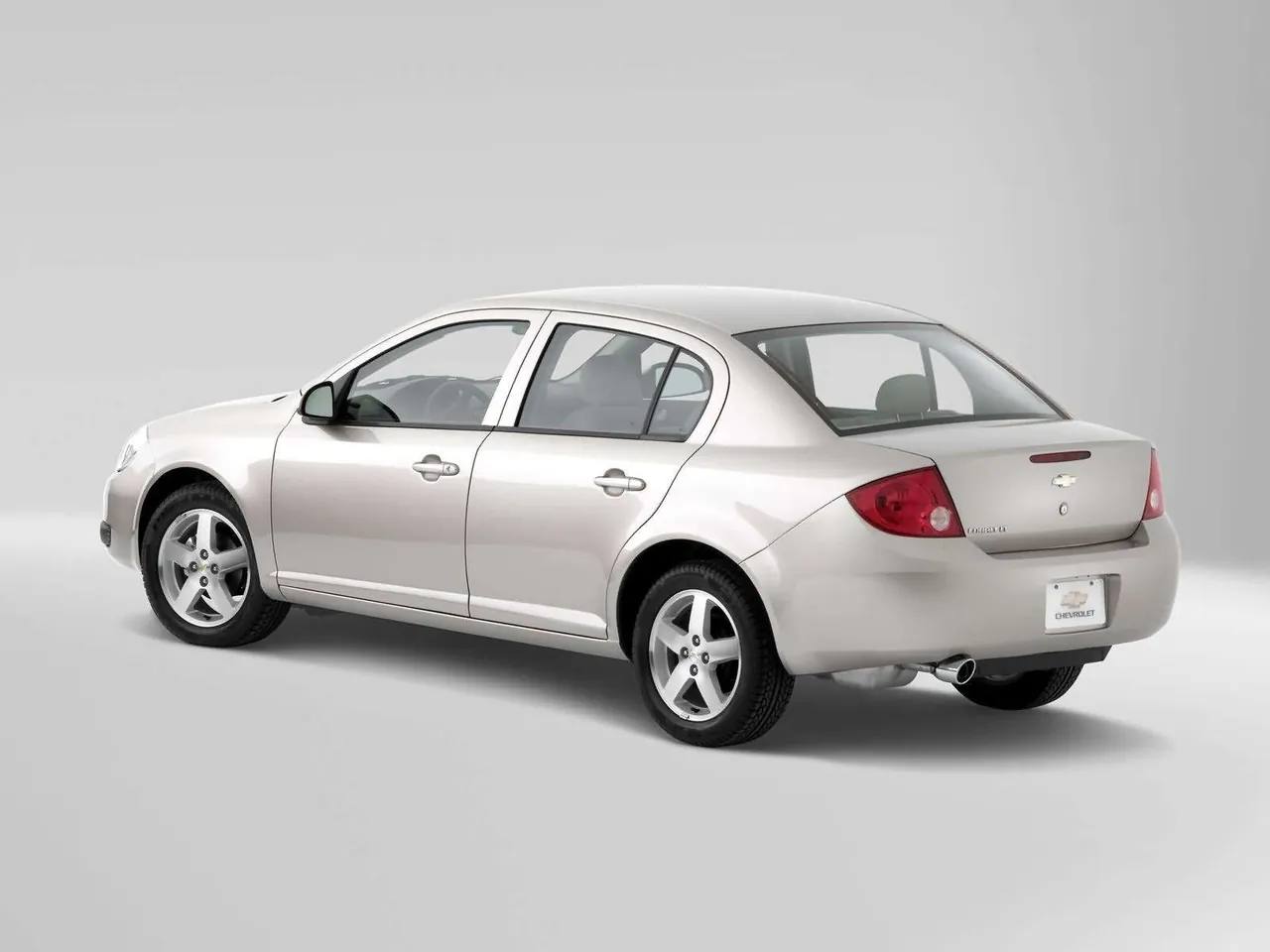 Chevrolet Cobalt Sedan (2005) – zadní tříčtvrteční pohled