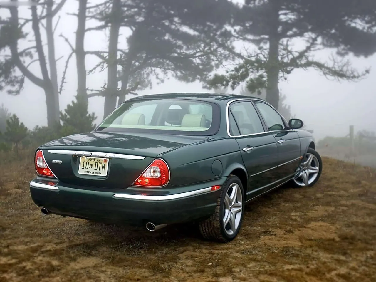 Jaguar XJ Super V8 (2005) – zadní tříčtvrteční pohled