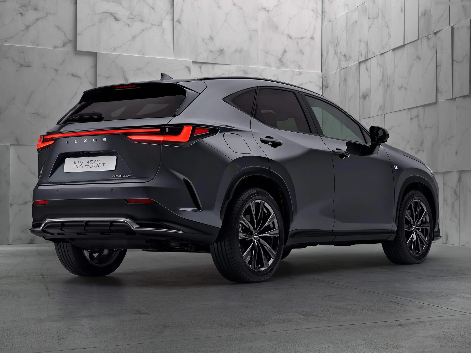 Lexus NX (2022) – zadní tříčtvrteční pohled