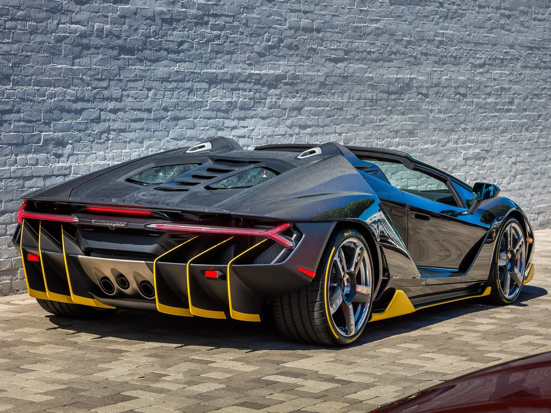 Lamborghini Centenario Roadster (2017) – zadní tříčtvrteční pohled
