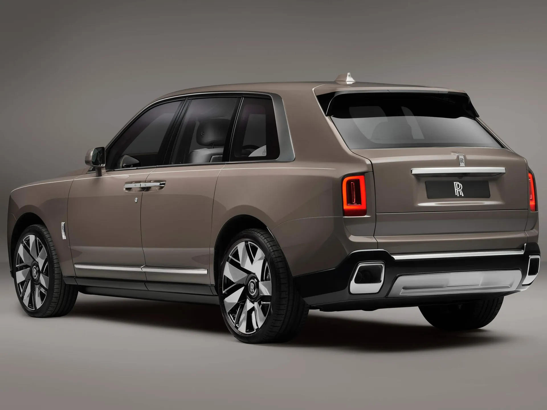 Rolls-Royce Cullinan Series II (2025) – zadní tříčtvrteční pohled