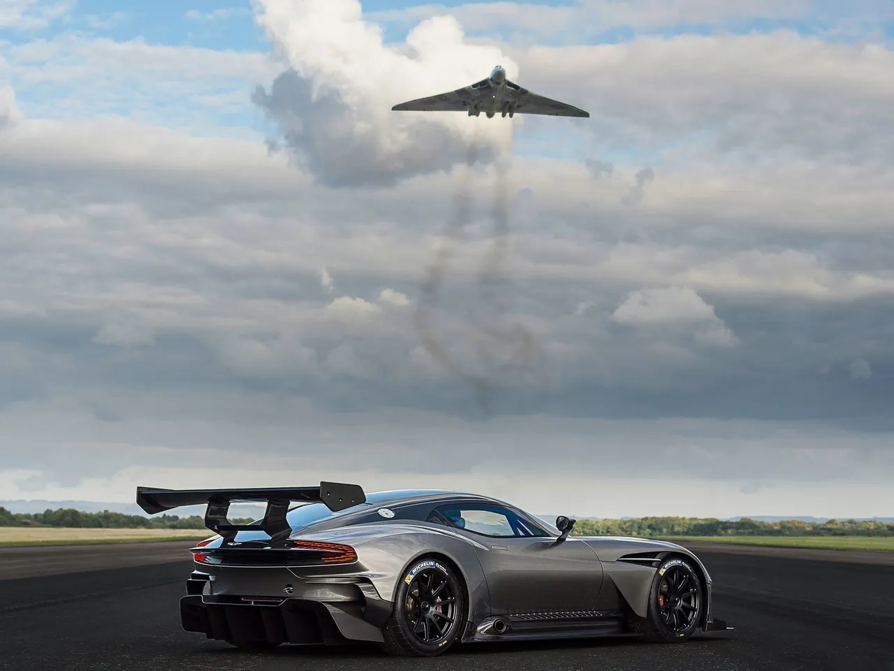Aston Martin Vulcan (2016) – zadní tříčtvrteční pohled