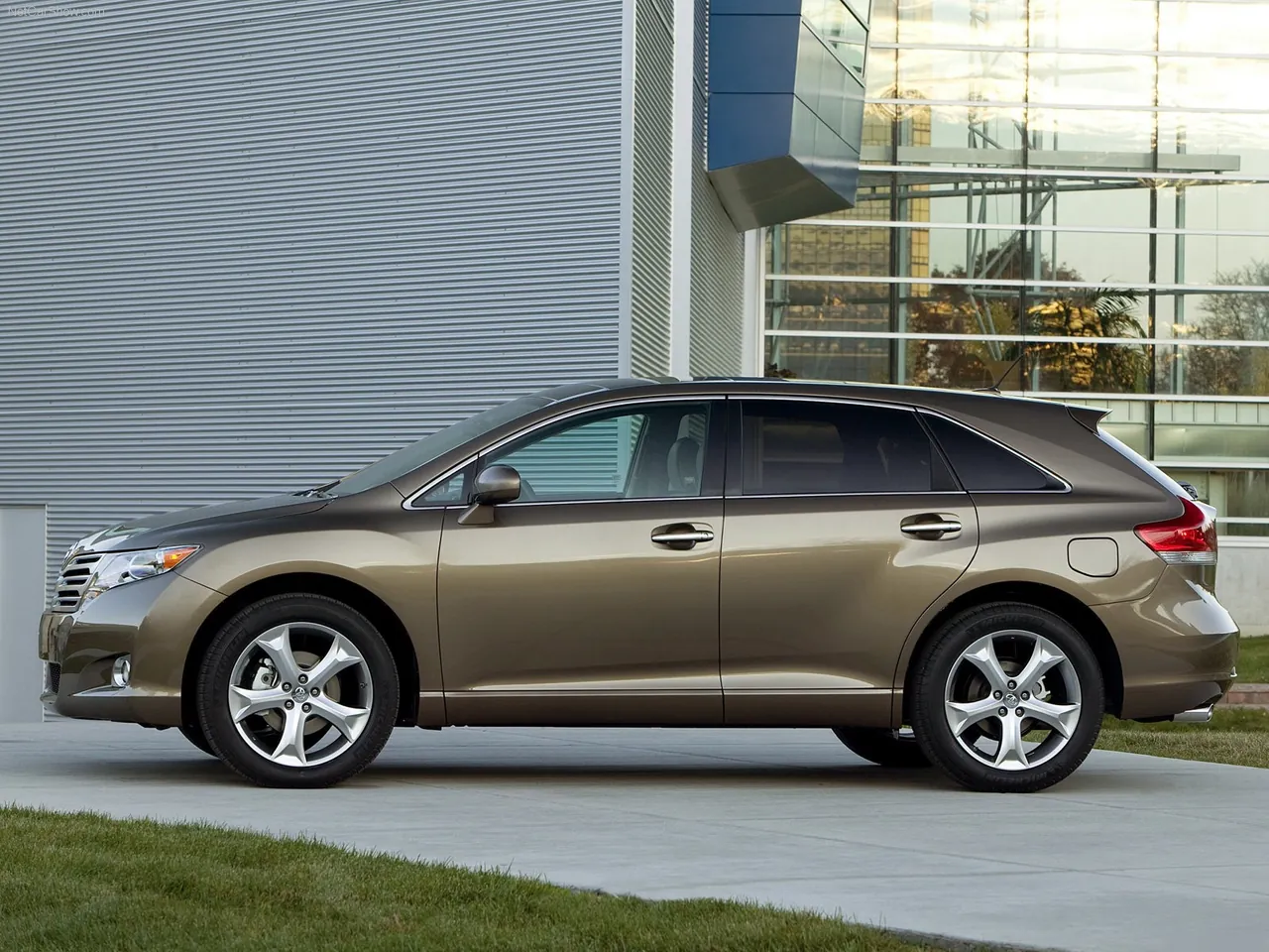 Toyota Venza (2009) - Side Profile