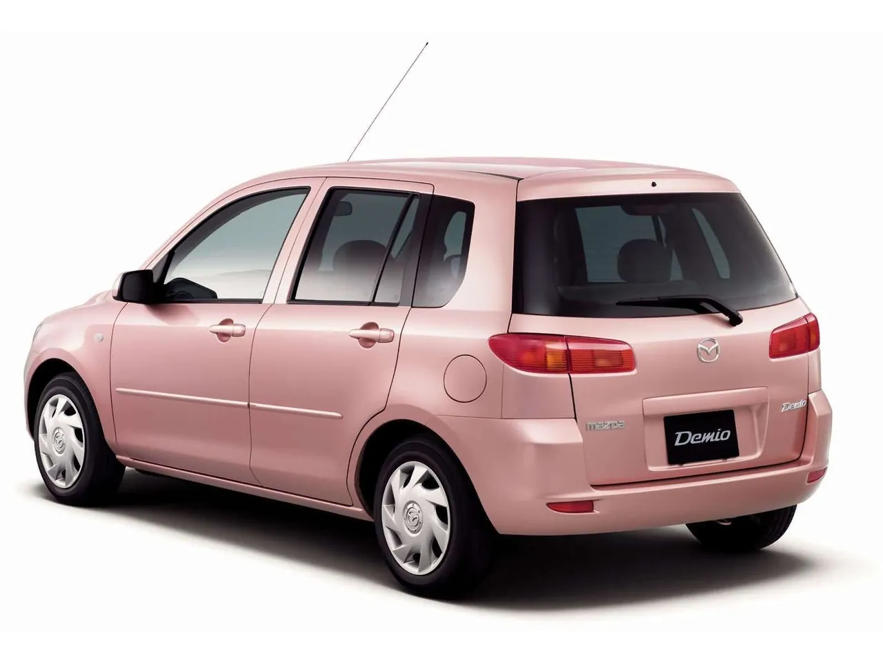 Mazda Demio Stardust Pink Limited Edition (2003) – zadní tříčtvrteční pohled