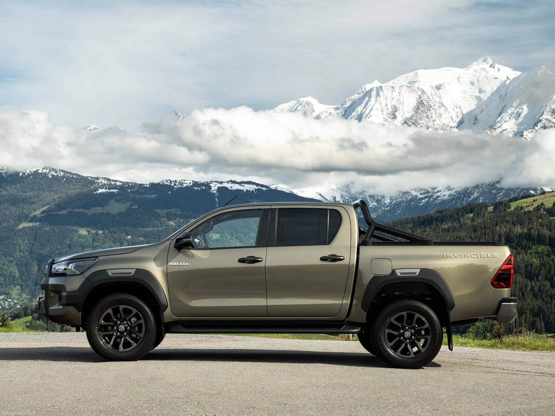 Toyota Hilux (2021) – boční profil