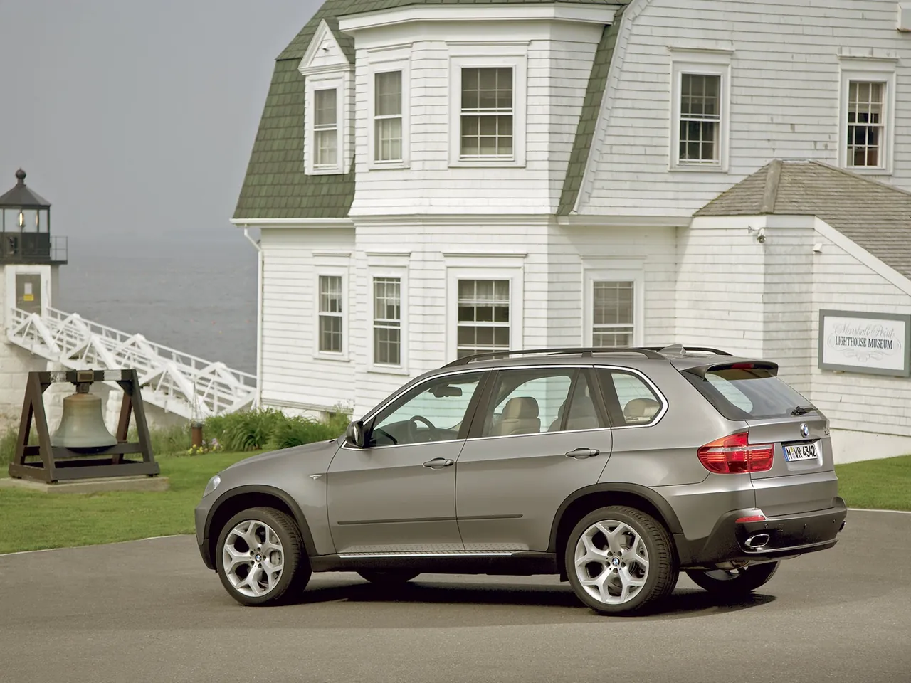 BMW X5 4.8i (2007) – zadní tříčtvrteční pohled