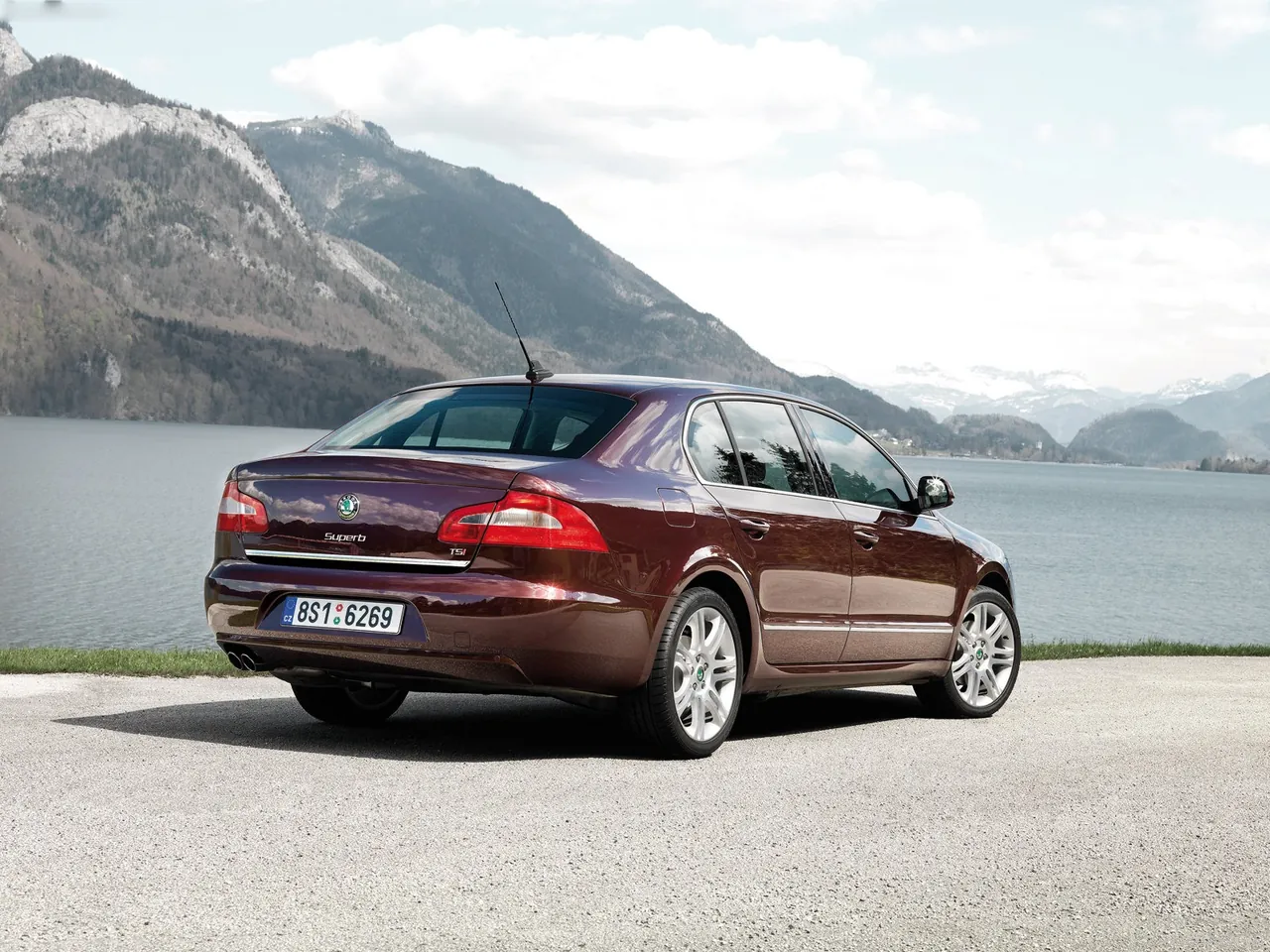 Skoda Superb (2009) – zadní tříčtvrteční pohled