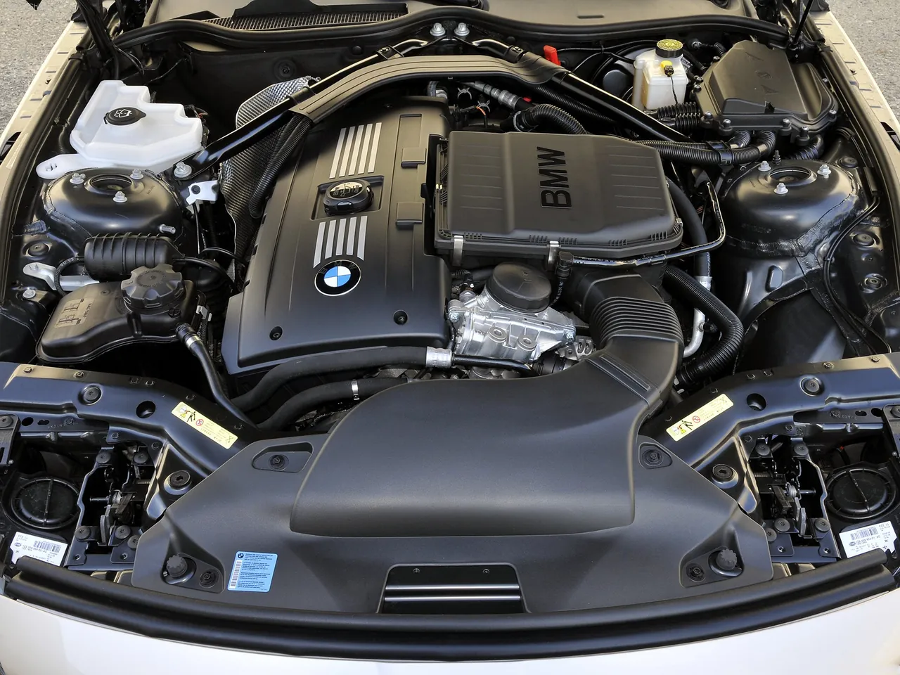 BMW Z4 (2010) – motorový prostor