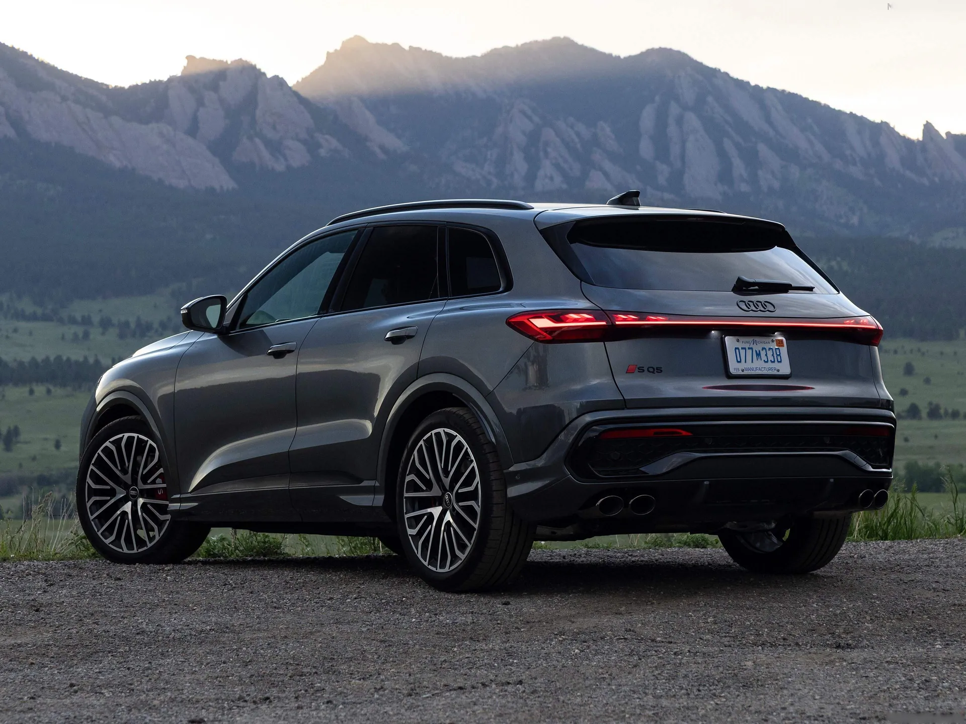 Audi SQ5 [US] (2025) – zadní tříčtvrteční pohled