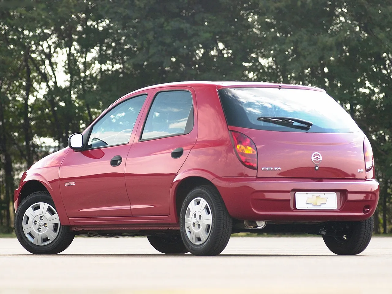 Chevrolet Celta (2003) – zadní tříčtvrteční pohled