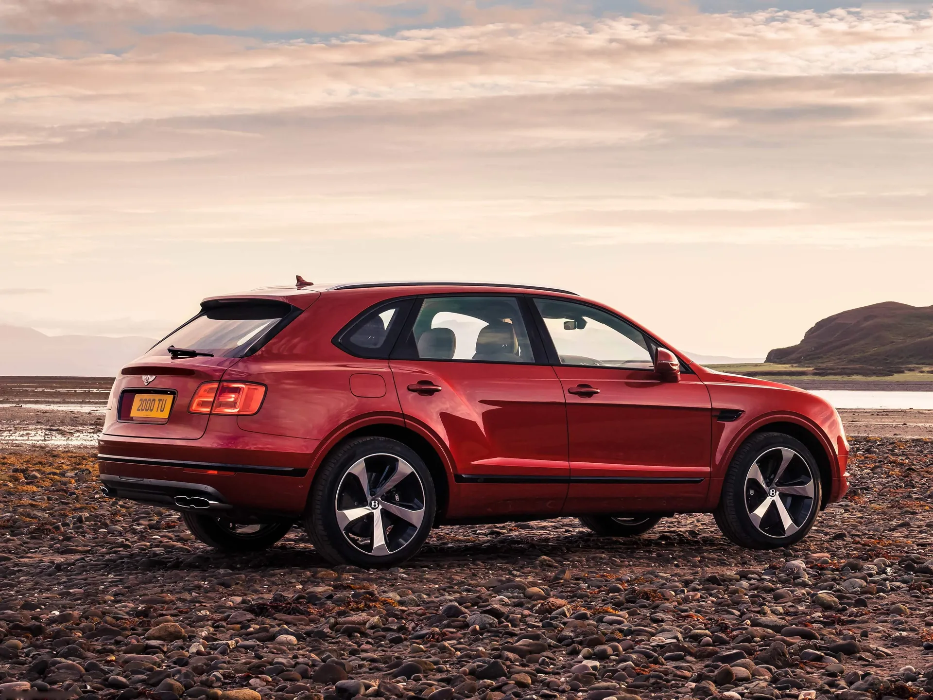 Bentley Bentayga V8 (2018) – zadní tříčtvrteční pohled