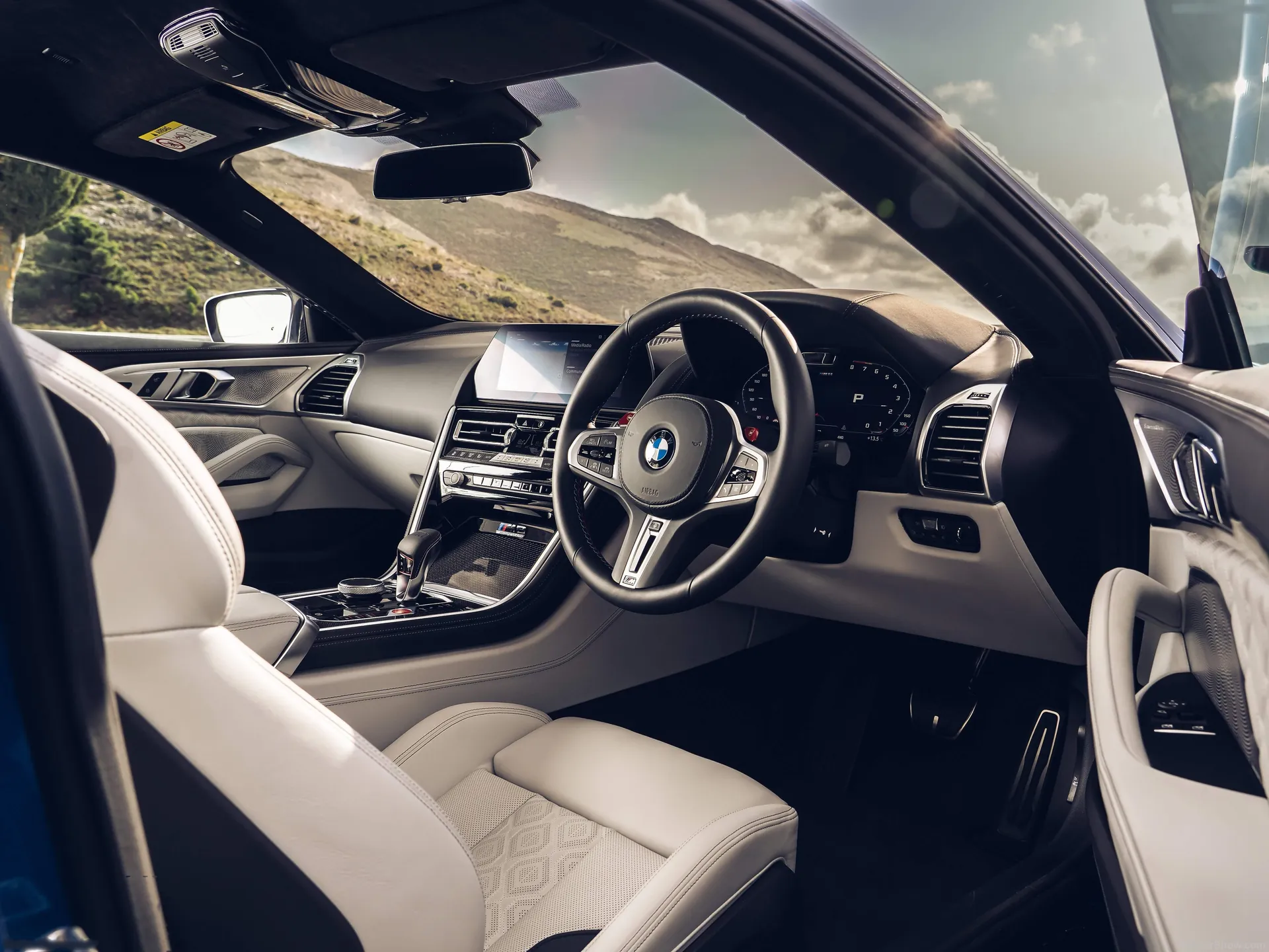 BMW M8 Competition Coupe [UK] (2020) - Interior