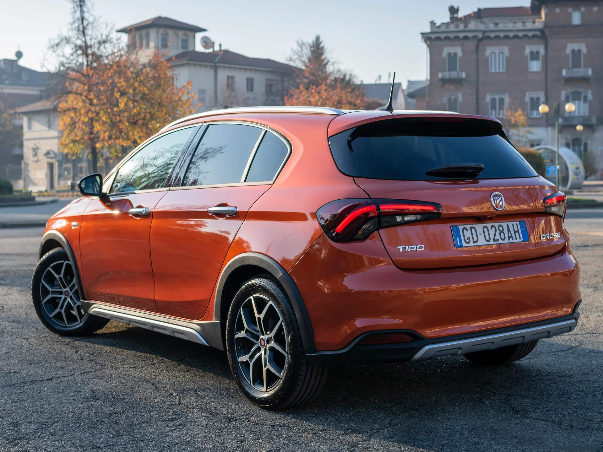 Fiat Tipo Cross (2021) – zadní tříčtvrteční pohled