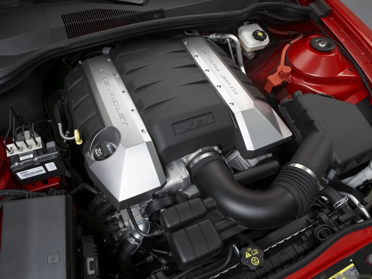 Chevrolet Camaro SS (2010) – motorový prostor