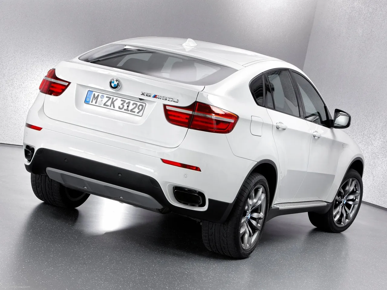 BMW X6 M50d (2013) – zadní tříčtvrteční pohled