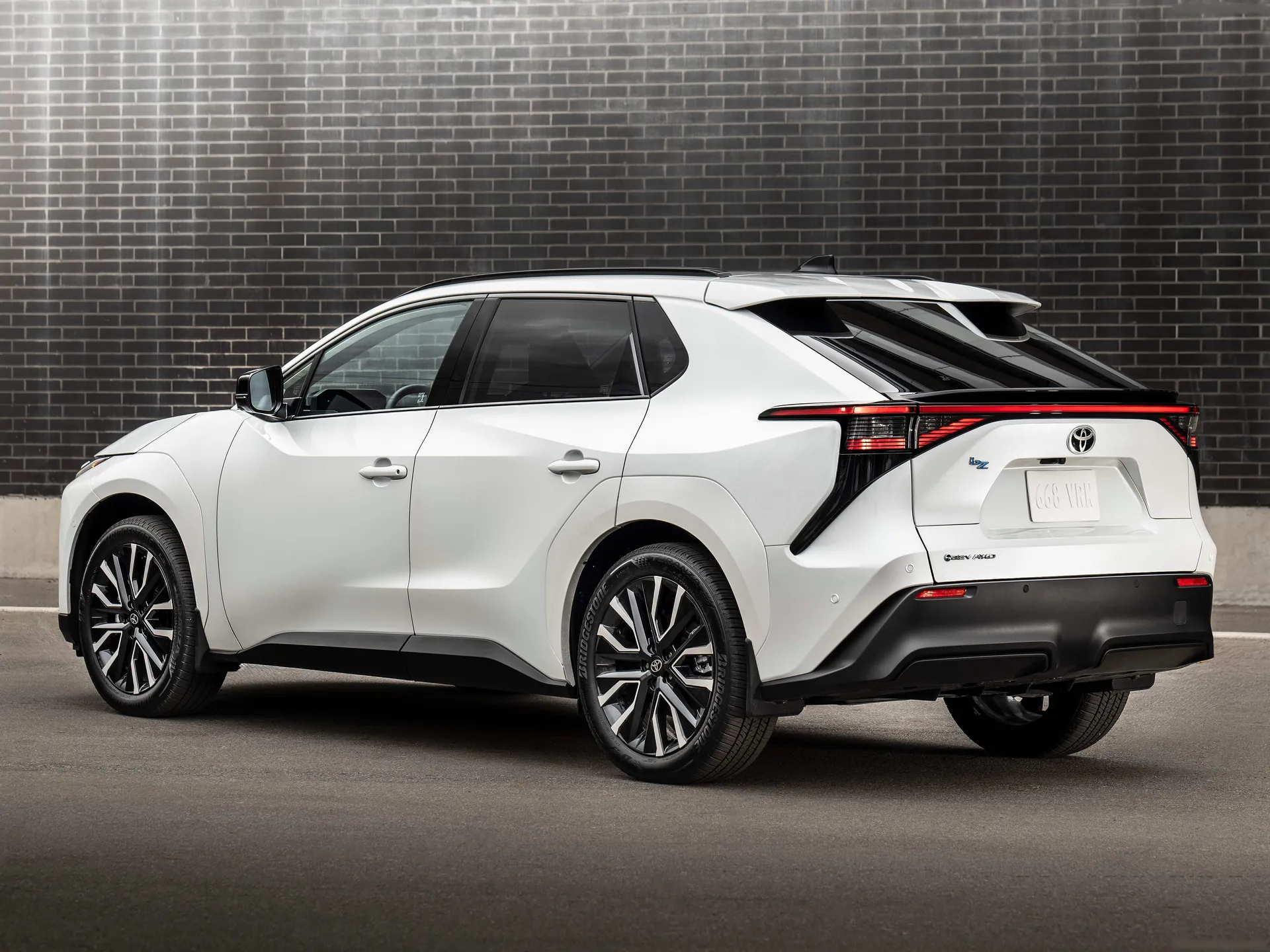 Toyota bZ (2026) – zadní tříčtvrteční pohled