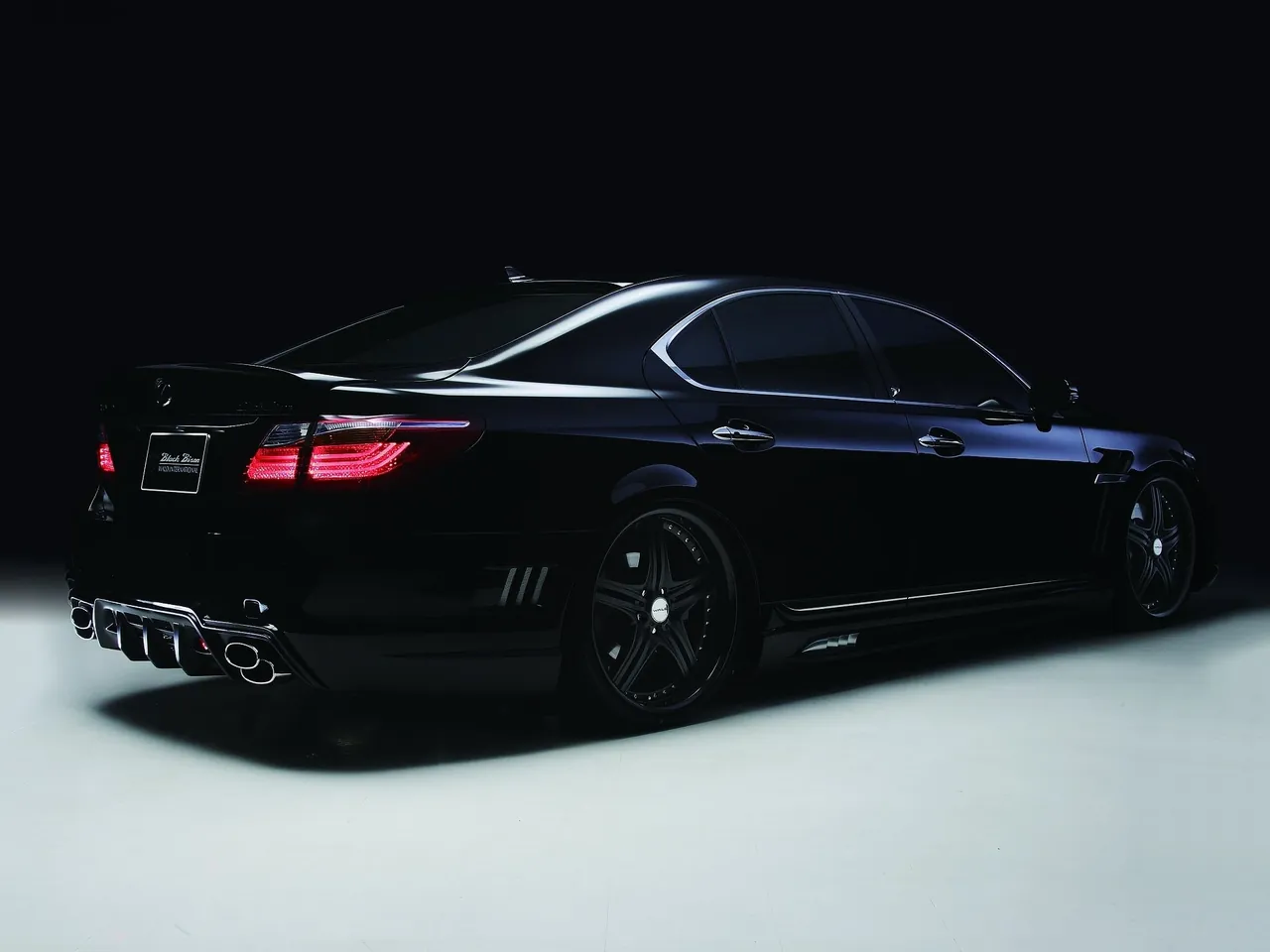 Wald Lexus LS600h Black Bison (2010) – zadní tříčtvrteční pohled