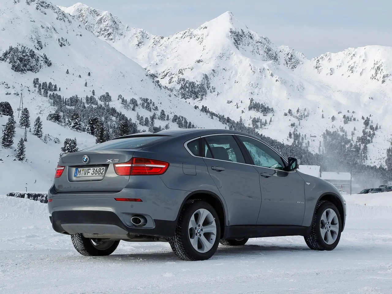 BMW X6 (2013) – zadní tříčtvrteční pohled
