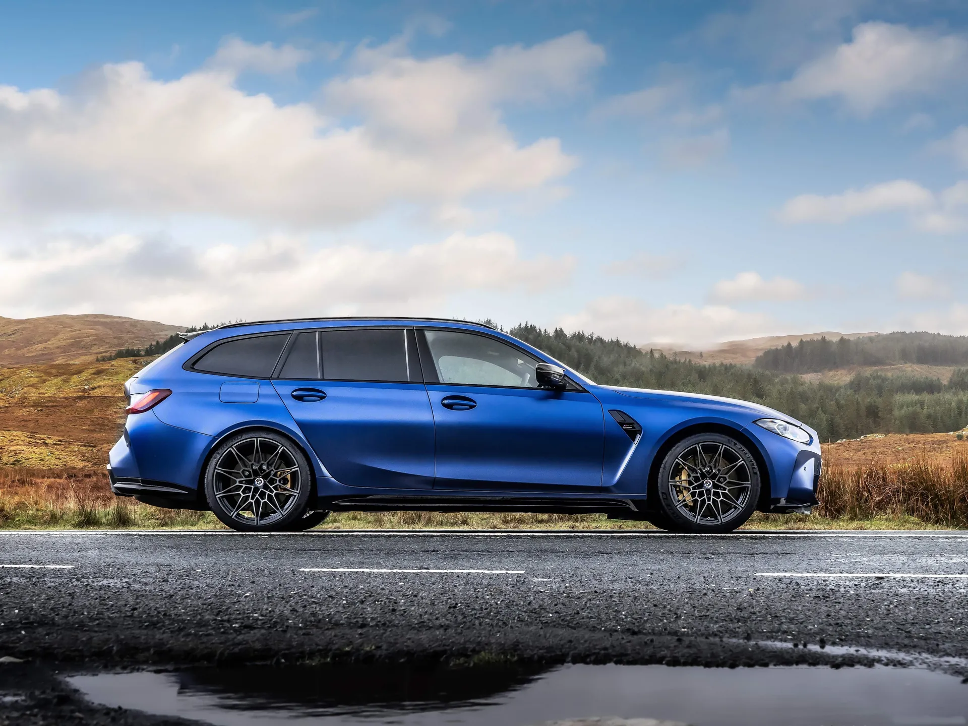 BMW M3 Competition Touring [UK] (2023) – boční profil