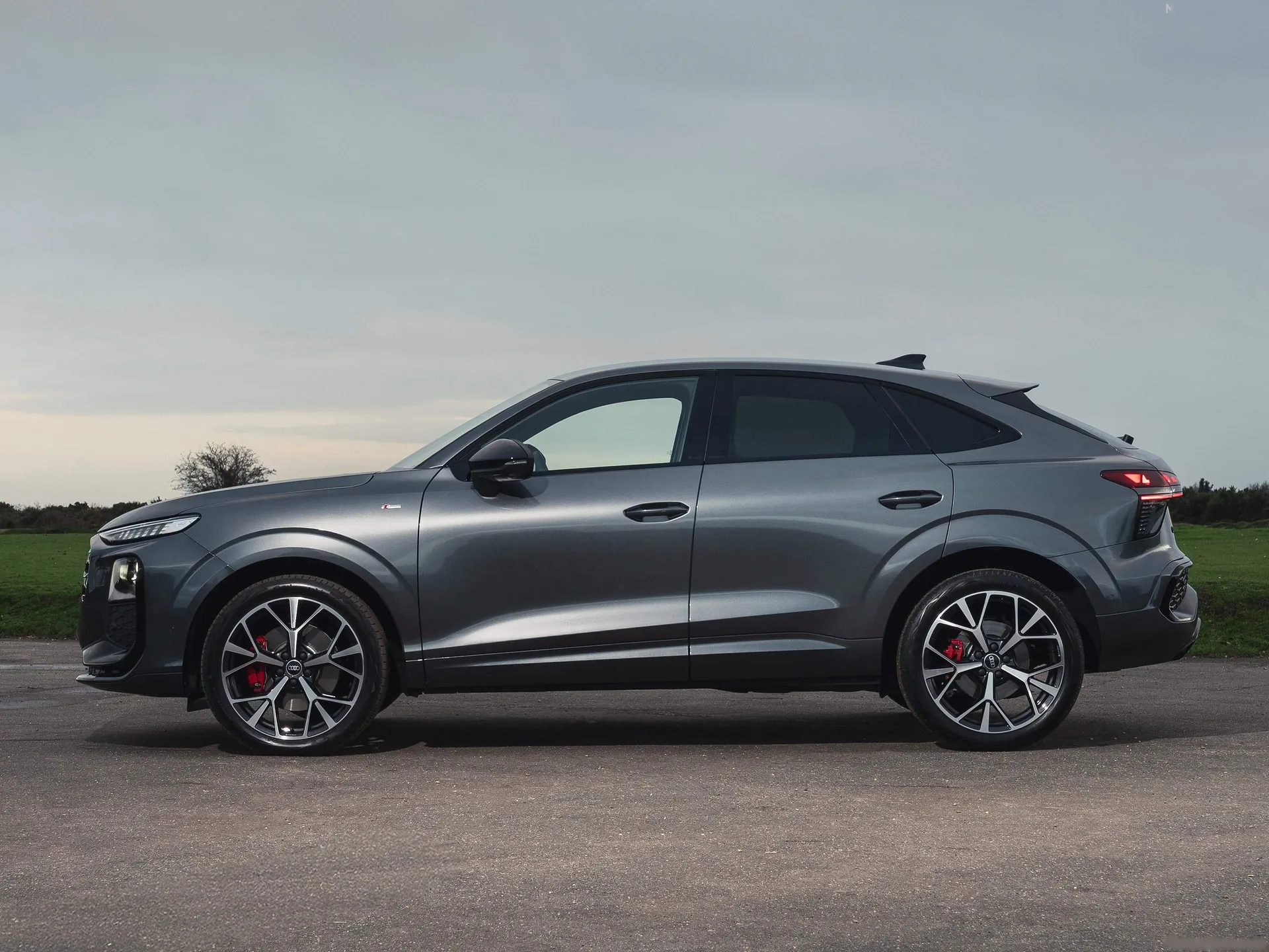 Audi Q3 Sportback [UK] (2026) – boční profil