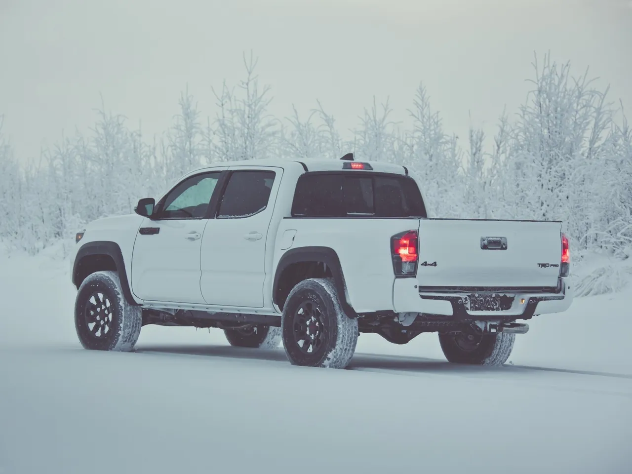 Toyota Tacoma TRD Pro (2017) – zadní tříčtvrteční pohled