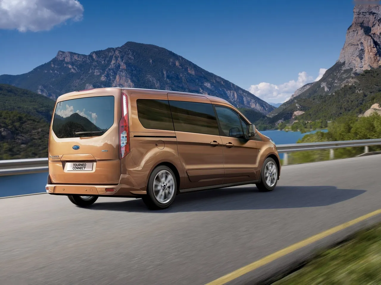 Ford Transit Connect Wagon (2014) – zadní tříčtvrteční pohled
