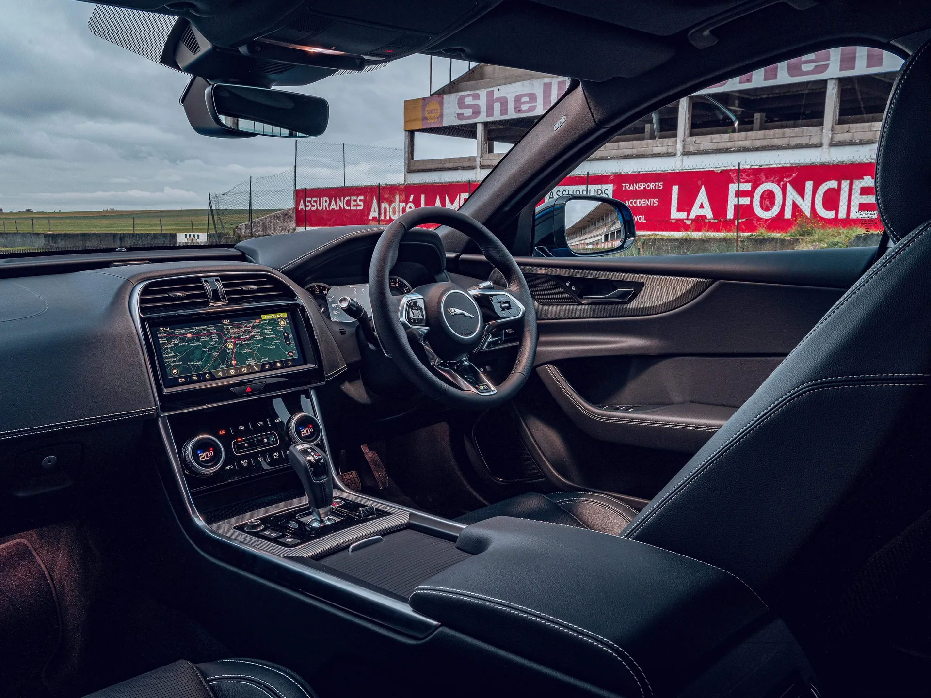 Jaguar XE Reims Edition (2020) – interiér