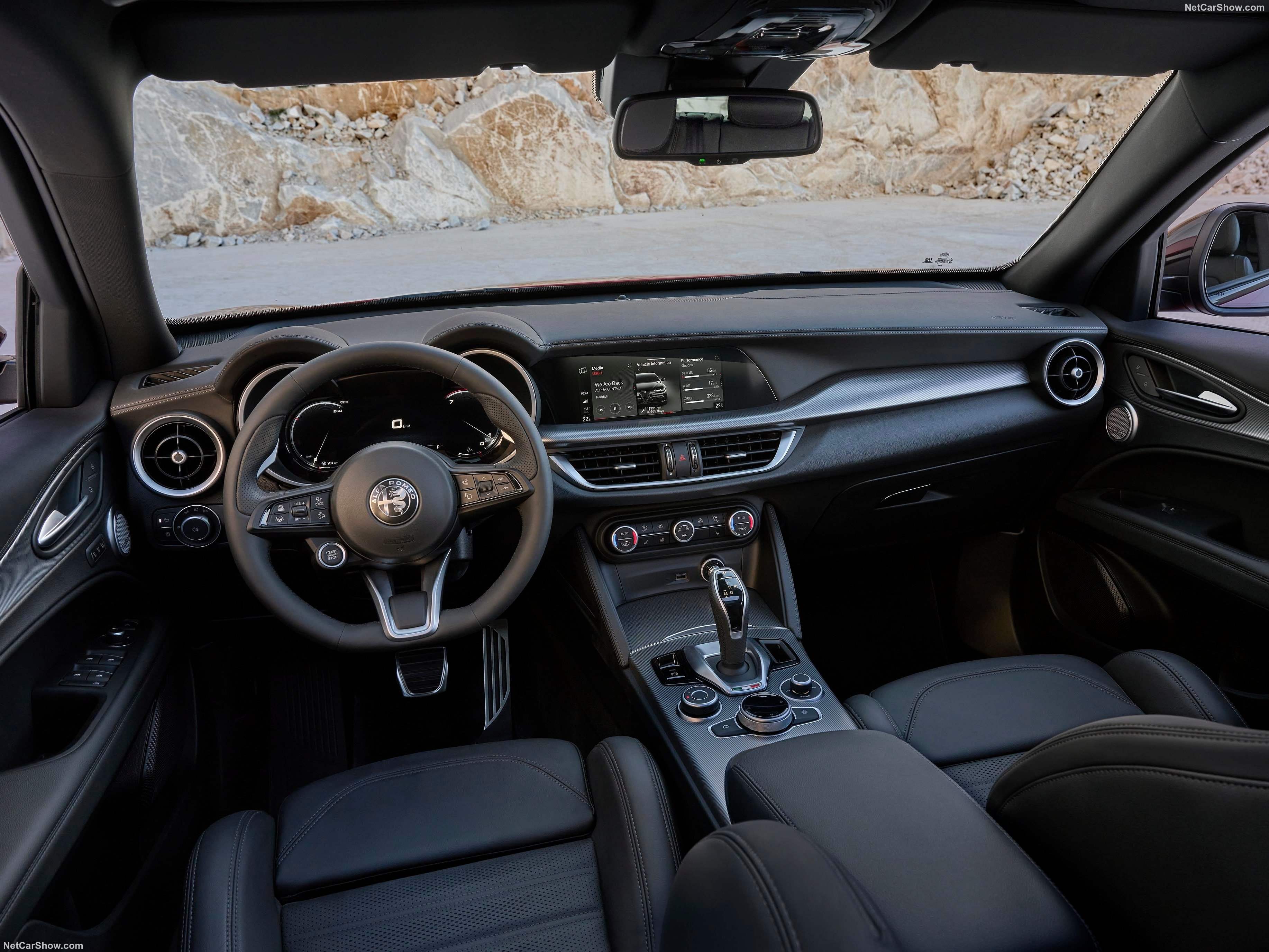 Alfa Romeo Stelvio (2023) - Interior
