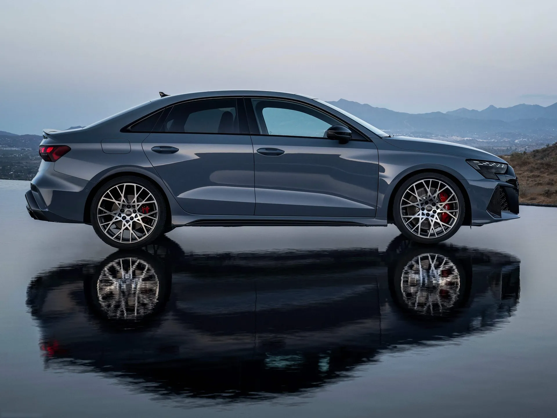 Audi RS3 Sedan (2025) – boční profil