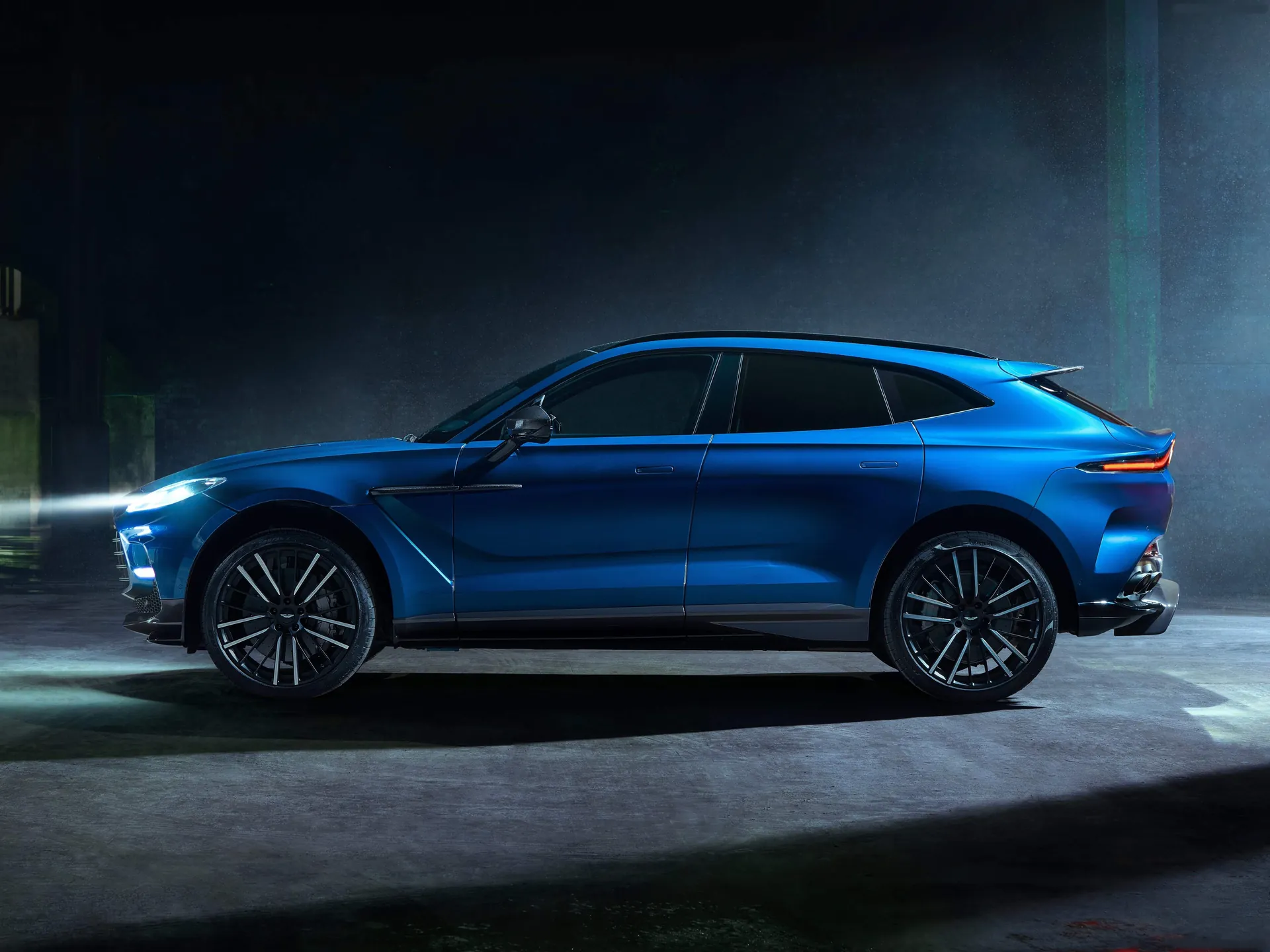 Aston Martin DBX707 (2023) - Side Profile