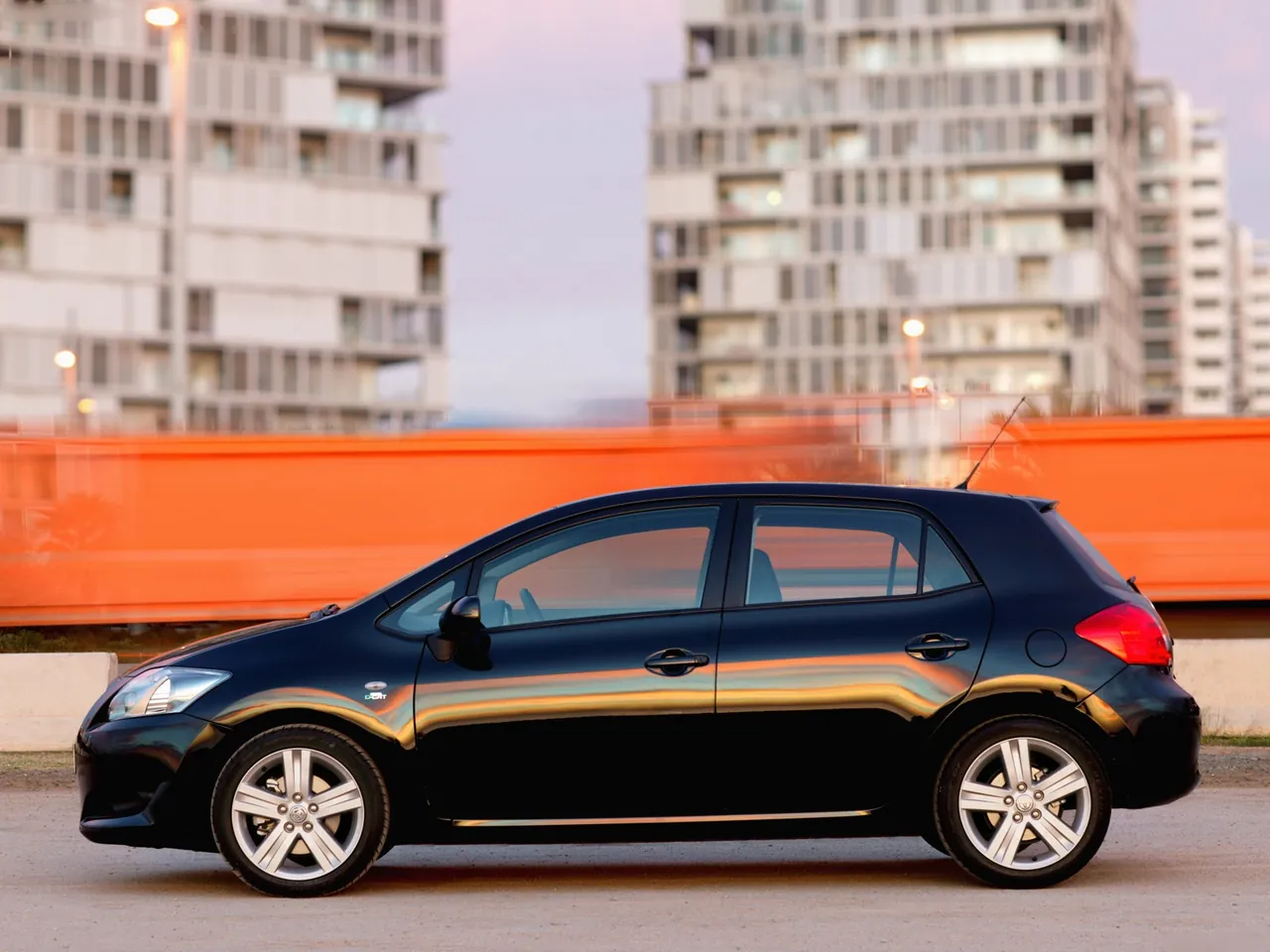 Toyota Auris (2007) - Side Profile