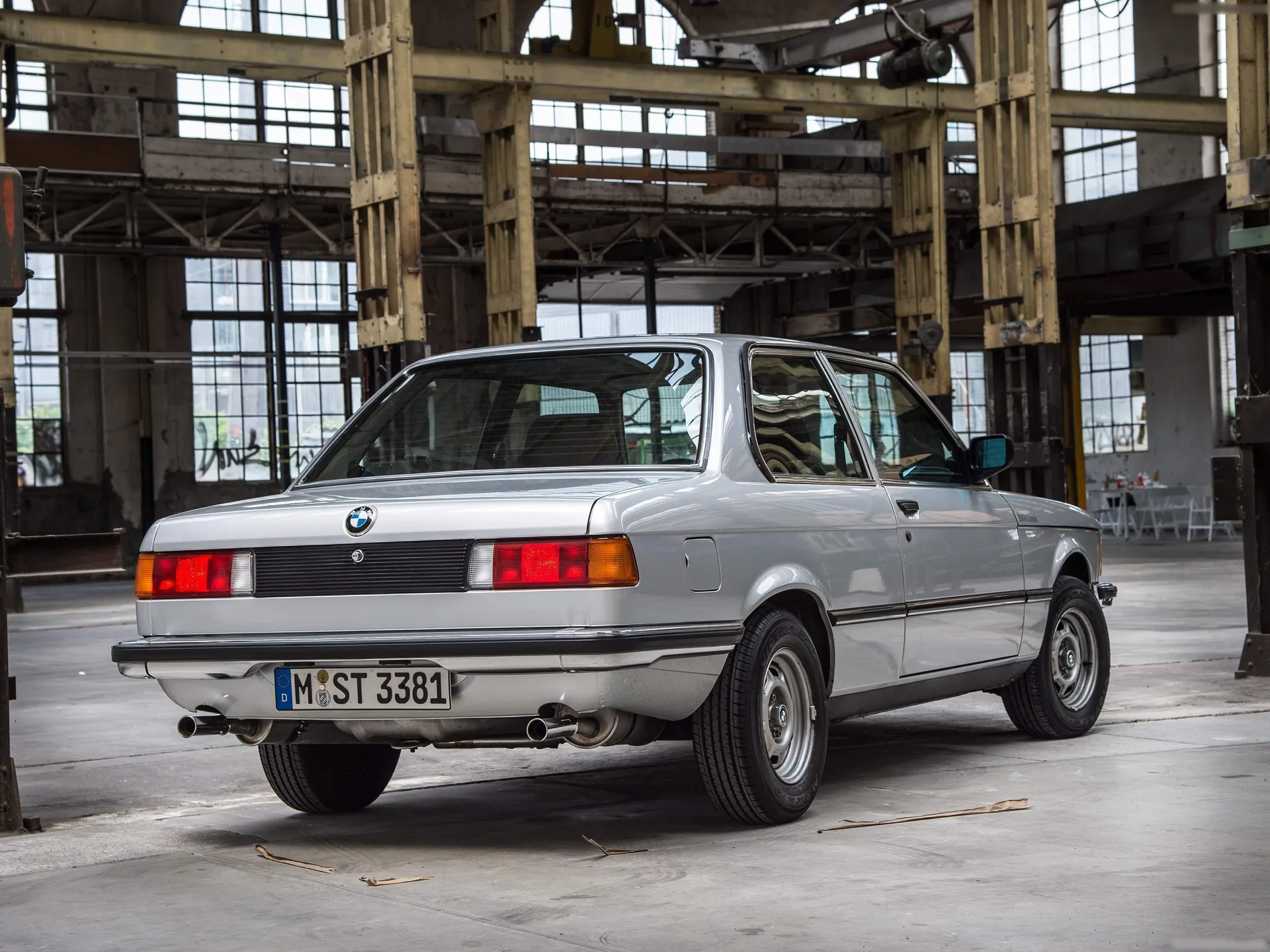 BMW 323i (1980) – zadní tříčtvrteční pohled