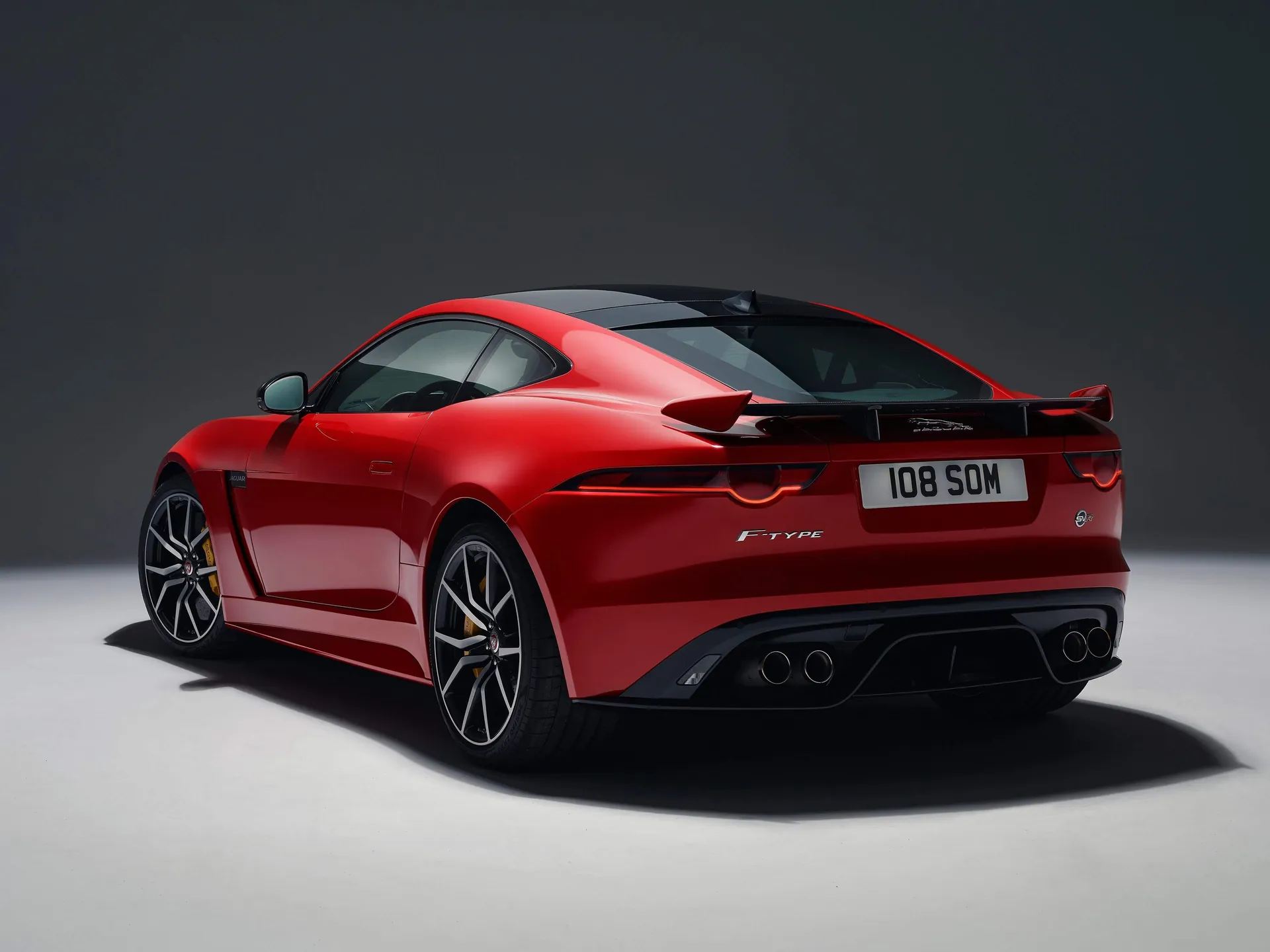 Jaguar F-Type (2018) – zadní tříčtvrteční pohled