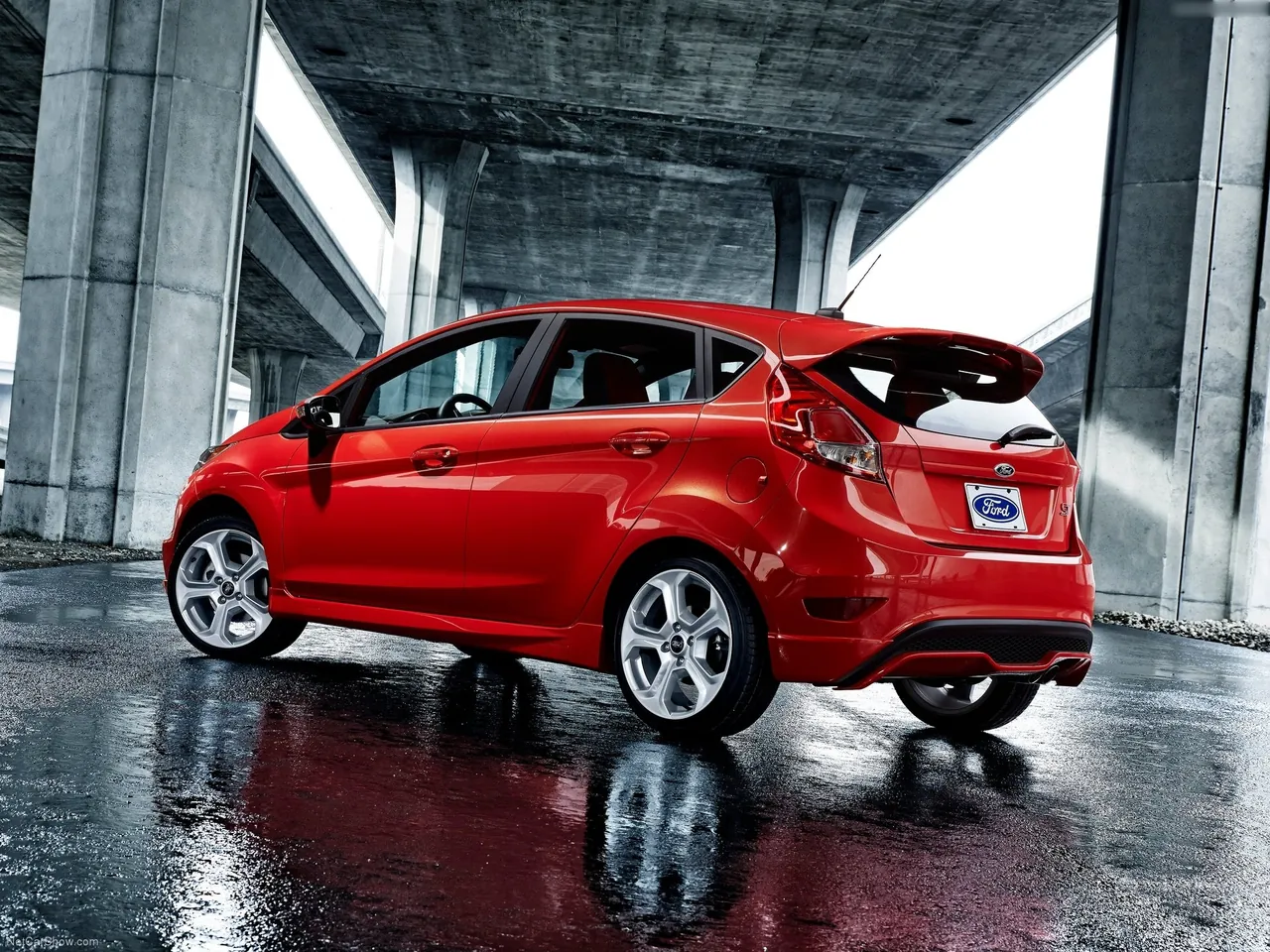 Ford Fiesta ST (2014) – zadní tříčtvrteční pohled