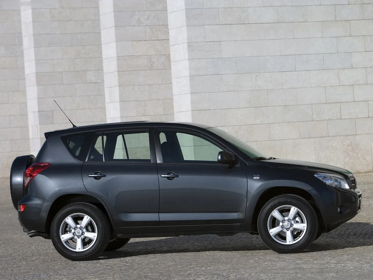 Toyota RAV4 (2006) - Side Profile