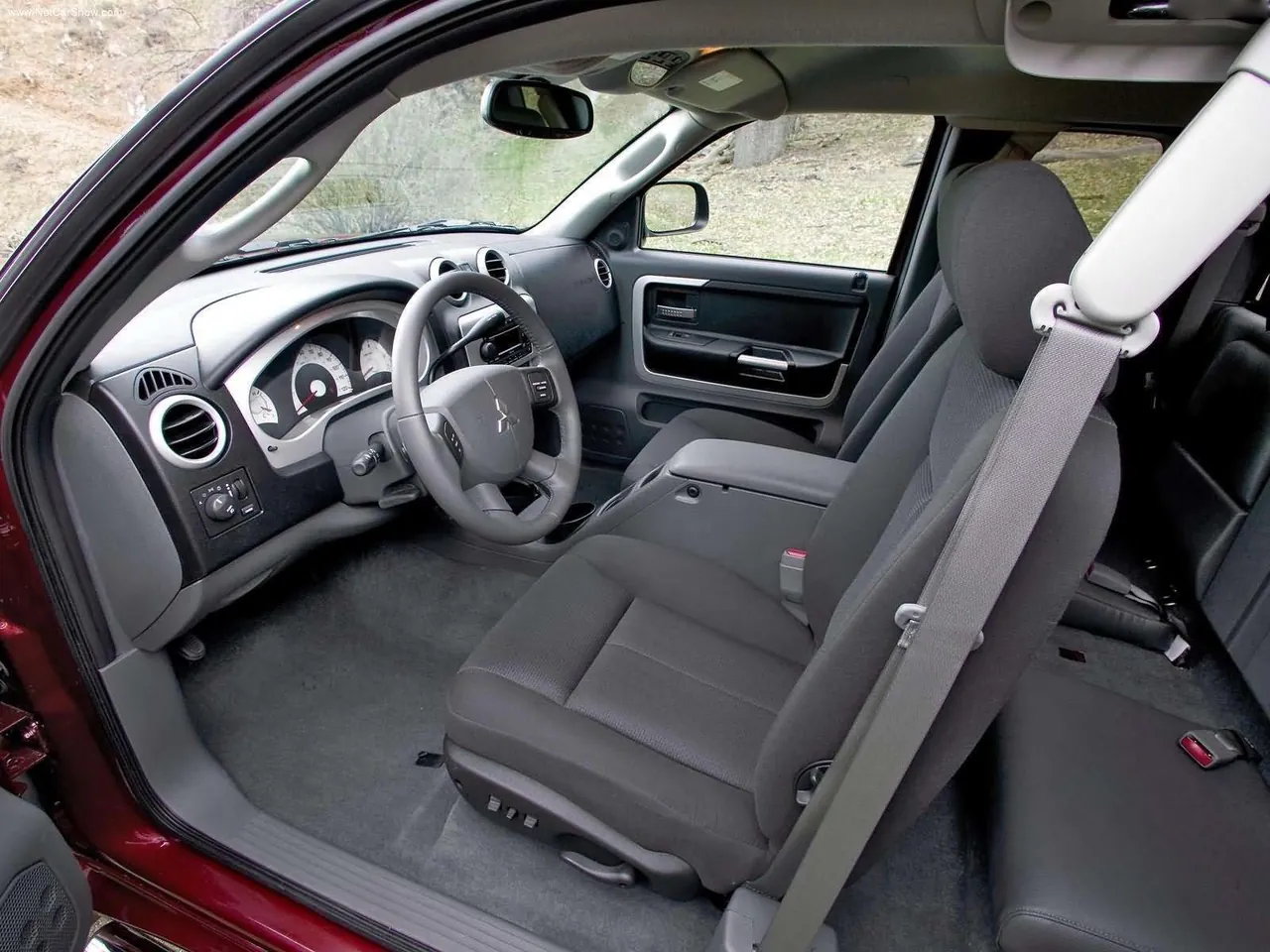 Mitsubishi Raider DuroCross V8 (2006) – interiér